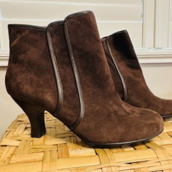 Sofft Dark Brown Side Zipper Suede Ankle Boots with Heel  - Size 7.5 W in EUC - Picture 1 of 9